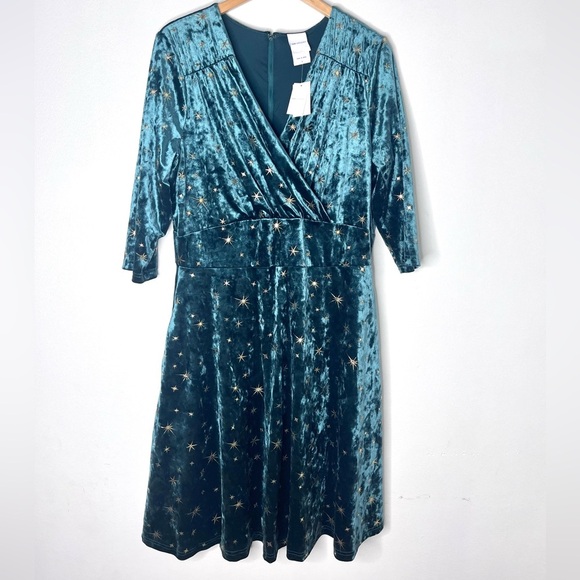 Her Universe Retro Star Velvet Dress Plus Size - Picture 2 of 15